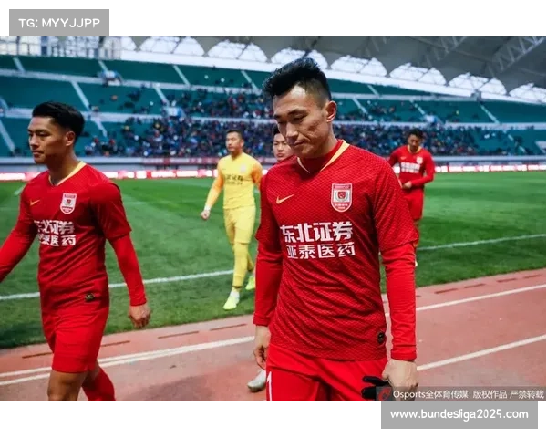 亚泰球迷齐心助威第29轮,全场呐喊为保级关键战加油 亚泰球迷齐心助威第29轮,全场呐喊为保级关键战加油